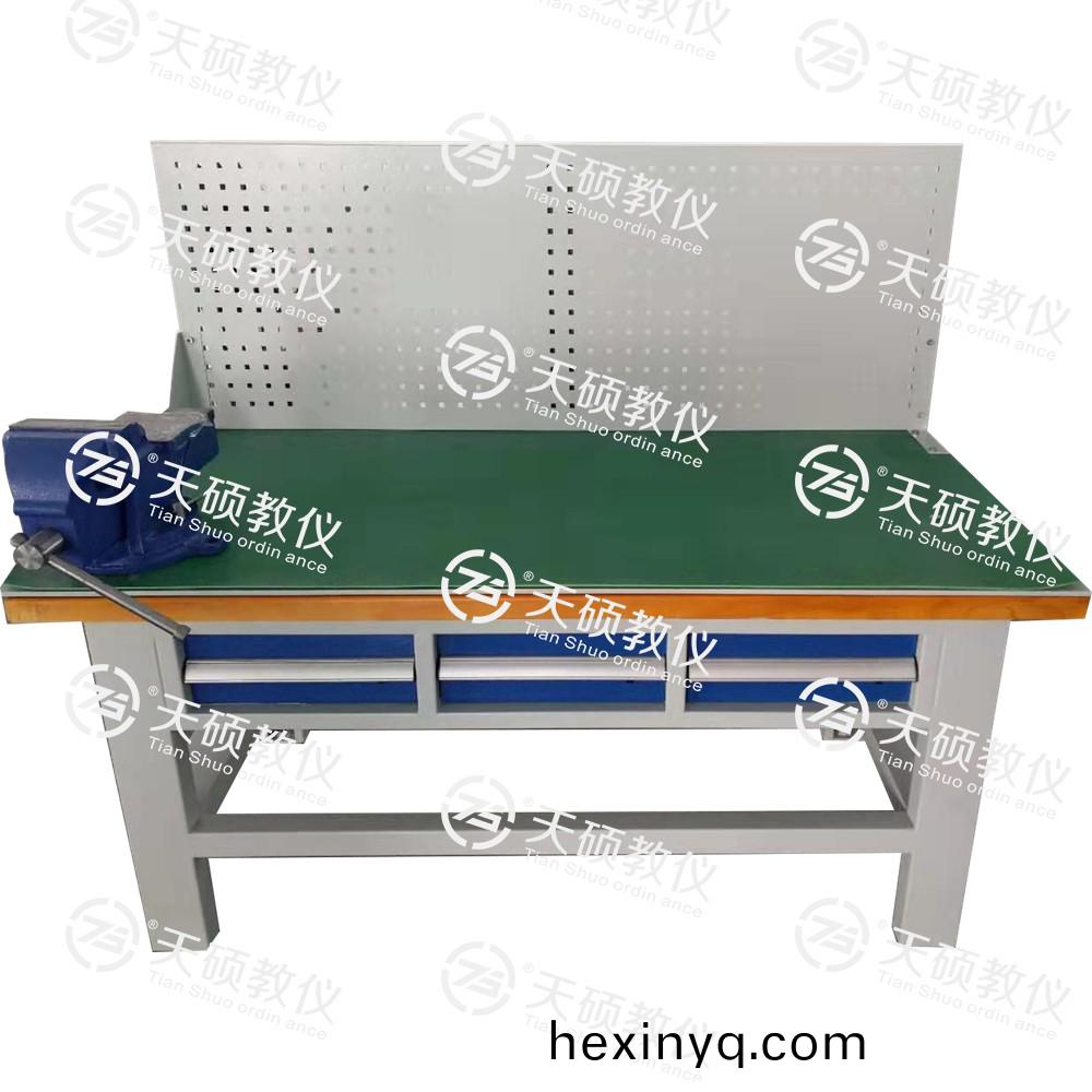 1、TSBTQG-1型(xing) 鉗工技能實(shí)訓(xùn)平(ping)檯(tai)（單(dan)麵(mian)雙工(gong)位）.jpg